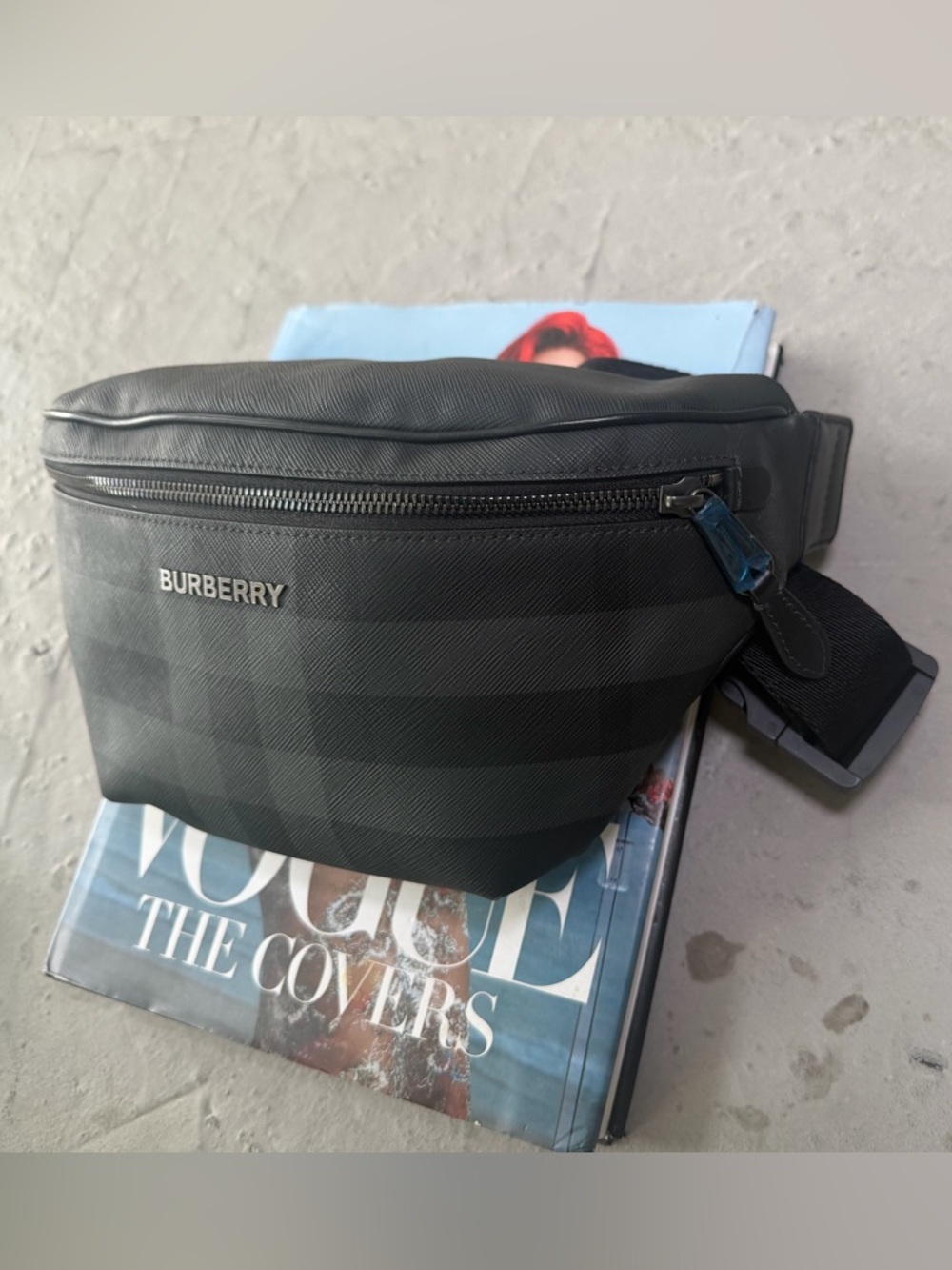 BURBERRY unisex Cason Belt Bag in Charcoal with imperfection. - Picture 3 of 8